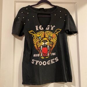 Cutout v neck t-shirt